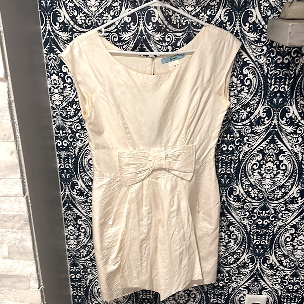 White cocktail dress with a big bow